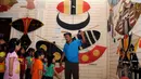 Bersama salah satu pemandu, sejumlah anak berkeliling dan melihat-lihat koleksi layang-layang yang ada di Museum Layang-Layang, Jakarta, (27/9/2014). (Liputan6.com/Helmi Fithriansyah)