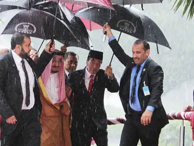 Raja Arab Saudi Salman bin Abdulaziz Al-Saud disambut oleh Presiden Joko Widodo di Istana Bogor, Jawa Barat, Rabu (1/2). Kunjungan kenegaraan Raja Salman membawa rombongan besar sekitar 1.500 orang. (Liputan6.com/Angga Yuniar) 