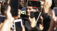 Bolsonaro, yang menjadi subjek dari beberapa investigasi yang dapat menghalangi upaya kembalinya dia ke dunia politik, tiba di ibu kota dengan pengamanan ketat. (AP Photo/Gustavo Moreno)