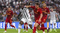 Pemain AS Roma, Eldor Shomurodov (kanan) dan Moise Kean dari Juventus berebut bola dalam pertandingan sepak bola Serie A Italia antara Juventus dan Roma di stadion Juventus di Turin, Italia, Sabtu, 27 Agustus 2022. (Marco Alpozzi/LaPresse via AP )