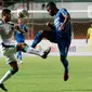 Pemain Persebaya Surabaya, Rifaldi Bowo (kiri), berebut hola dengan pemain Persib Bandung, Ardi Idrus, pada laga perempat final Piala Menpora 2021 di Stadion Maguwoharjo, Sleman, Minggu (11/4/2021). (Bola.com/M Iqbal Ichsan)