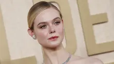 Aktris AS Elle Fanning tiba untuk ajang Golden Globe Awards tahunan ke-81 atau Golden Globes 2024 di hotel The Beverly Hilton di Beverly Hills, California, Minggu (7/1/2024). (Michael TRAN / AFP)