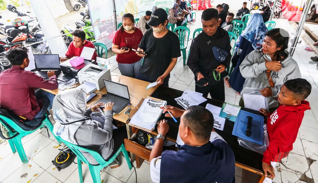 Calon peserta program mudik gratis 2024 melakukan verifikasi data di halaman Kantor Sudin Perhubungan Jakarta Barat, Selasa (26/3/2024). (Liputan6.com/Angga Yuniar)