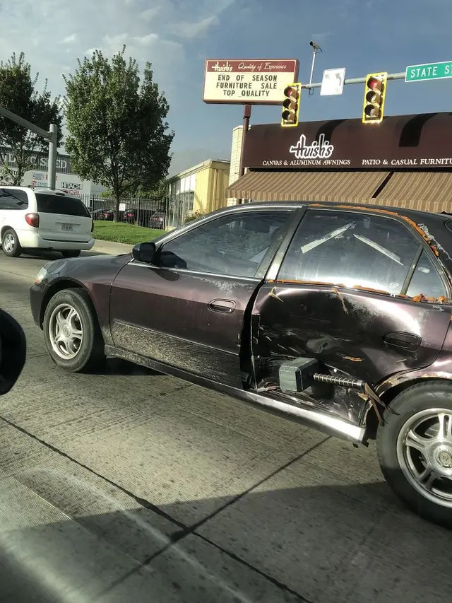 7 Cara Nyeleneh Orang Perbaiki Bodi Mobil Ini Kreatif Banget
