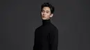 Tampannya Kim Soo Hyun dibalut turtleneck hitam dan celana panjang cokelat. [Foto: Instagram/soohyun_k216]