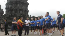 Para pemain Timnas Islandia mendengarkan penjelasan pramuwisata saat mengunjungi Candi Prambanan di pebatasan Jawa Tengah-Yogyakarta, Senin (8/1/2018). Timnas Islandia datang ke Indonesia untuk menjalani dua laga persahabatan. (Bola.com/Ronald Seger)