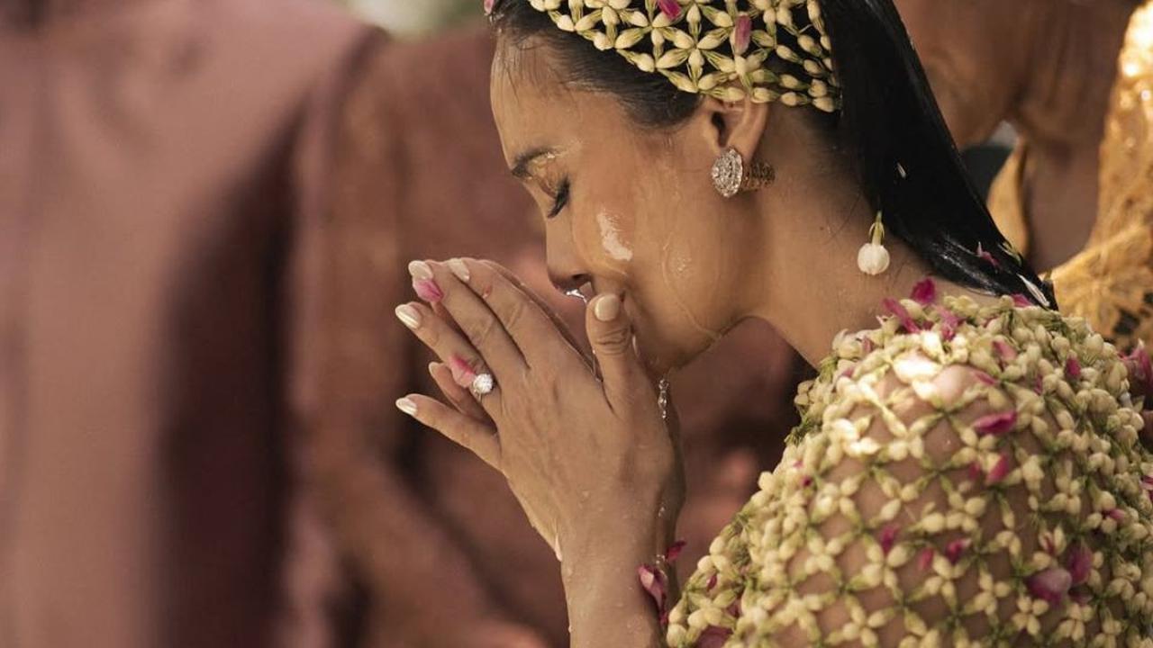 10 Gaya Cantik Luna Maya saat Jalani Prosesi Siraman, Anggun Pancarkan Aura Memesona
