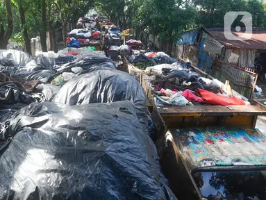 Sejumlah truk pengangkut sampah mengantre untuk pembuangan di TPA Cipayung, Depok, Jawa Barat, Selasa (11/07/2023). (merdeka.com/Arie Basuki)