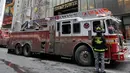 Kendaraan petugas pemadam berada di lokasi kebakaran di Fifth Avenue, depan Trump Tower, di New York, Senin (8/1). Menara ini telah dijadikan tempat tinggal dan pusat bisnis oleh Presiden AS Donald Trump. (AP Photo/Richard Drew)