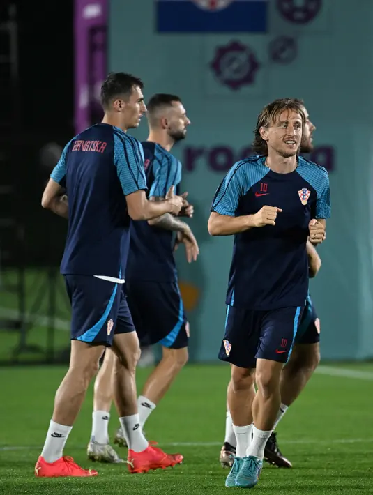Gelandang Kroasia Luka Modric (kanan) mengikuti sesi latihan di tempat latihan Al Erssal, Doha, Qatar, Rabu (30/11/2022). Kedua tim yang akan bertanding pada Kamis, 1 Desember 2022, pukul 22:00 WIB ini sama-sama memiliki skuad yang kuat. (OZAN KOSE/AFP)