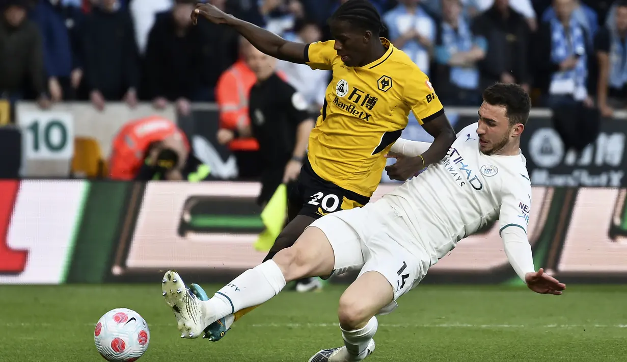 <p>Bek Manchester City Aymeric Laporte mencoba menjegal gelandang Wolverhampton Wanderers Chiquinho pada laga tunda pekan ke-33 Liga Inggris di Molineux Stadium, Kamis (12/5/2022). Kevin De Bruyne mencatatkan empat gol yang menakjubkan saat Manchester City melibas 5-1 tuan rumah Wolverhampton Wanderers. (AP Photo/Rui Vieira)</p>