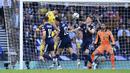 Pemain Ukraina Roman Yaremchuk (kiri atas) mencetak gol ke gawang Skotlandia pada pertandingan play-off kualifikasi Piala Dunia 2022 di Hampden Park Stadium, Glasgow, Skotlandia, 1 Juni 2022. Ukraina menang 3-1. (Malcolm Mackenzie/PA via AP)