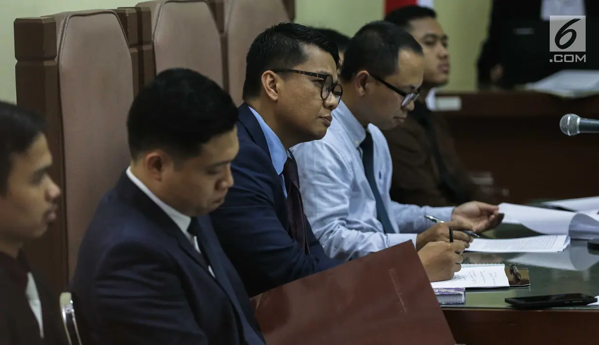 Kuasa hukum pemohon saat menjalani Sidang ke-6 perkara Fiktif Positif di PTUN Jakarta, Rabu (24/5). Dalam perkara ini, belasan anggota DPD menggugat proses pengambilan sumpah Oesman Sapta, Nono Sampono, dan Darmayanti Lubis. (Liputan6.com/Faizal Fanani)