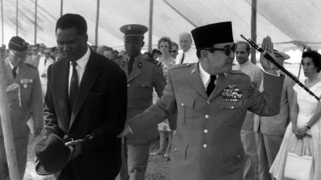 PHOTO: Ini Gaya Presiden RI Sukarno yang Berpeci dan Berkacamata Hitam