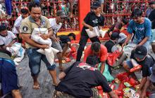 FOTO: Antusias Warga Rebutan Bahan Makanan dalam Festival Hantu Lapar