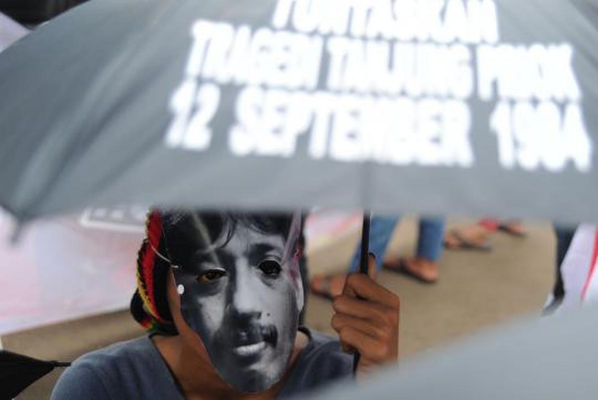 Topeng wajah Munir menghiasi Aksi Kamisan