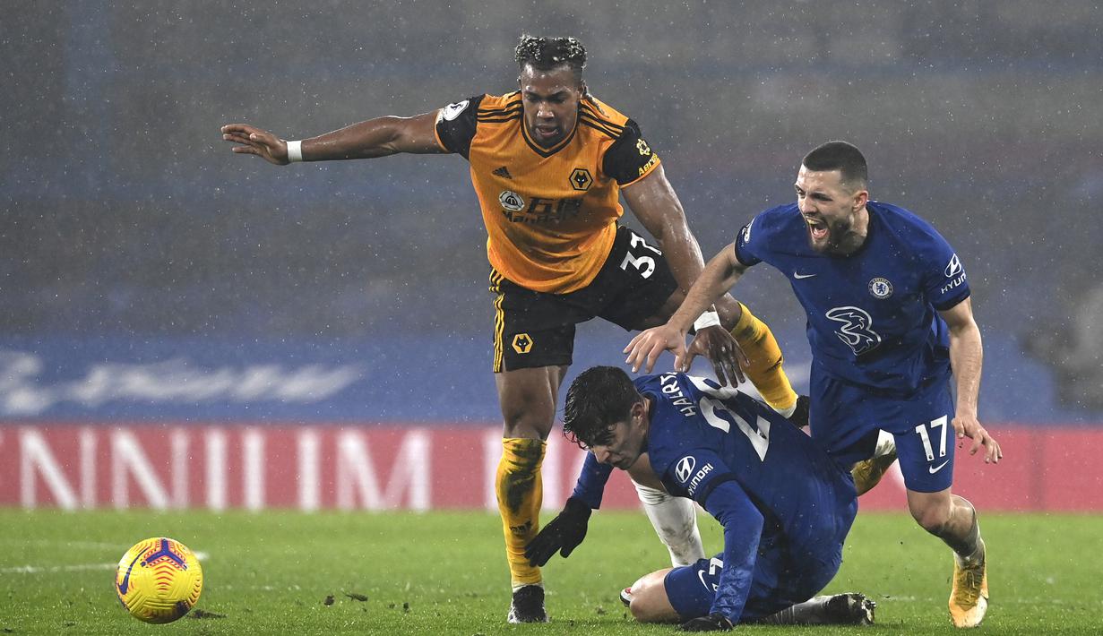 Gelandang Wolverhampton Wanderers, Adama Traore (kiri) berebut bola dengan dua pemain Chelsea, Kai Havertz (tengah) dan Mateo Kovacic dalam laga lanjutan Liga Inggris 2020/21 pekan ke-20 di Stamford Bridge, Rabu (27/1/2021). Wolverhampton bermain imbang 0-0 dengan Chelsea. (Pool via AP/Neil Hall)