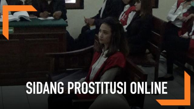 Vanessa Angel dan Avrilia Shaqilla jadi saksi sidang terdakwa 3 muncikari prostitusi online. terdakwa dan saksi meminta hakim menghadirkan pengguna jasa mereka.