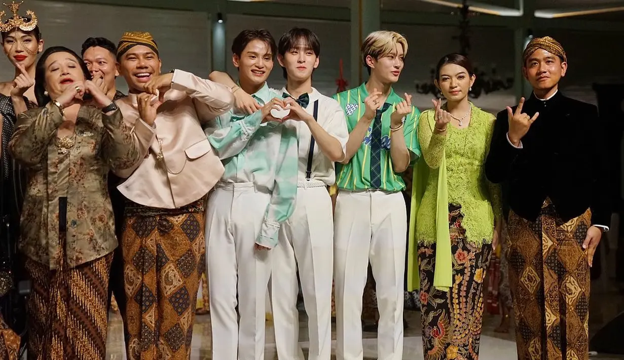 <p>Zayyan membentuk love sign dengan Hyunsik sementara Leo membentuk love sign dengan Selvi. Gibran yang berdiri tepat di samping istrinya tentu langsung bereaksi. (Foto: Instagram/ jimboengbakoelsoto)</p>