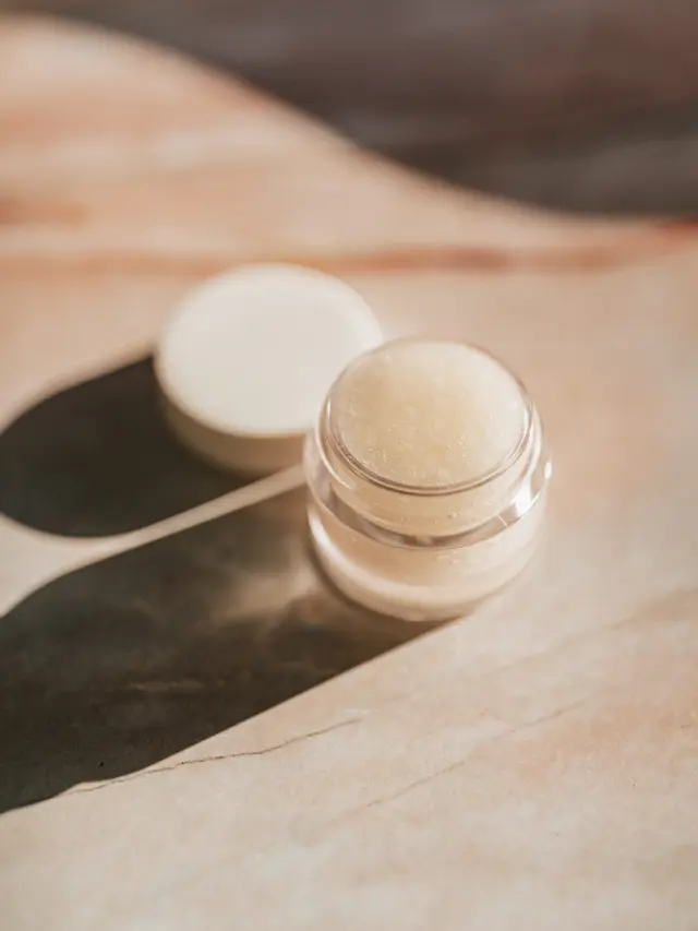 ilustrasi bahaya membersihkan lipstik dengan makeup remover/Brittney Weng/unsplash