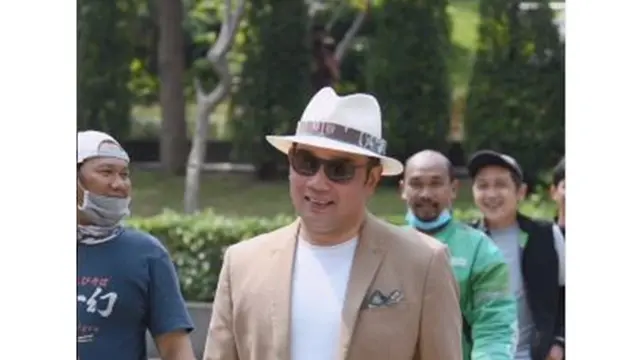 6 Potret Ridwan Kamil Ikut Catwalk di Citayam Fashion Week, Dikawal Para Ojol