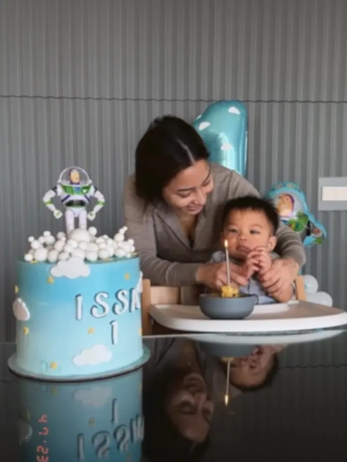 Nikita Willy rayakan ulang tahun baby Izz. Bikin kue sendiri untuk sang putra. (Foto: Instagram nikitawillyofficial94)