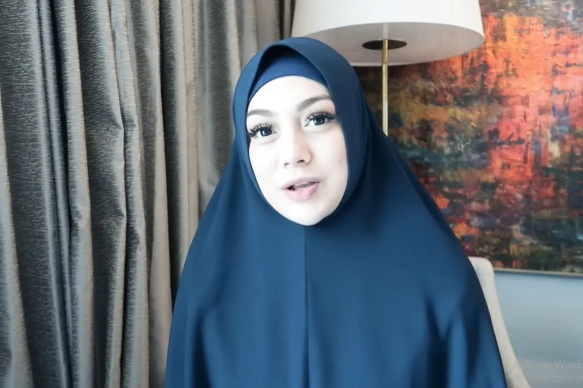 Ikut Pengajian, Ini 7 Potret Celine Evangelista Saat Pakai Hijab