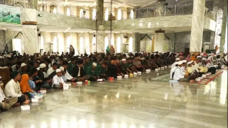 Seribuan umat muslim di Jayapura, Papua, memperingati Isra' Mi'raj dengan mengikuti sholat berjamaah di Masjid Raya Baiturahim Kloofkamp pada Rabu (3/4/2019).