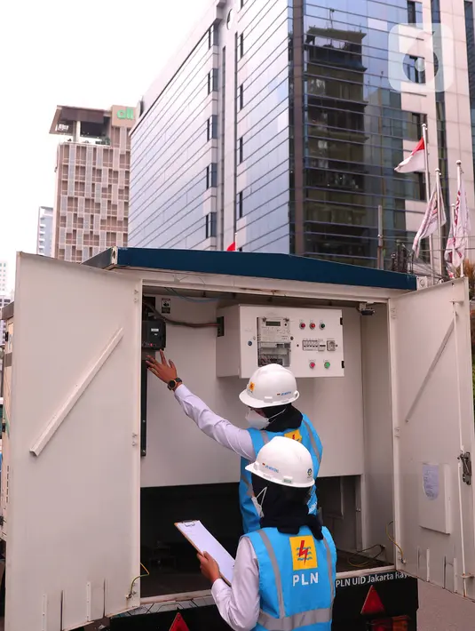 Petugas wanita PLN UID Jakarta Raya melakukan pengecekan gardu distribusi listrik di jalan M.H Tamrin, Jakarta, Rabu (20/4/2022). Jelang peringatan Hari Kartini, perempuan PLN UID Jakarta Raya yang bertugas di lapangan tetap menjaga keandalan kelistrikan Jakarta.  (Liputan6.com/Angga Yuniar)