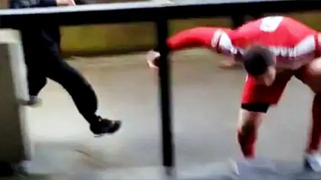 [VIDEO] Tendang Penonton, Pemain Liga Amatir Dipecat Tim