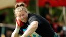 Meagan McKee melempar beban saat mengikuti Grandfather Mountain Highland Games ke-64 di MacRae Meadows, Linville, North Carolina, AS, Jumat (12/7/2019). Kejuaraan ini digelar untuk merayakan sejarah dan budaya Skotlandia. (AP Photo/Chuck Burton)