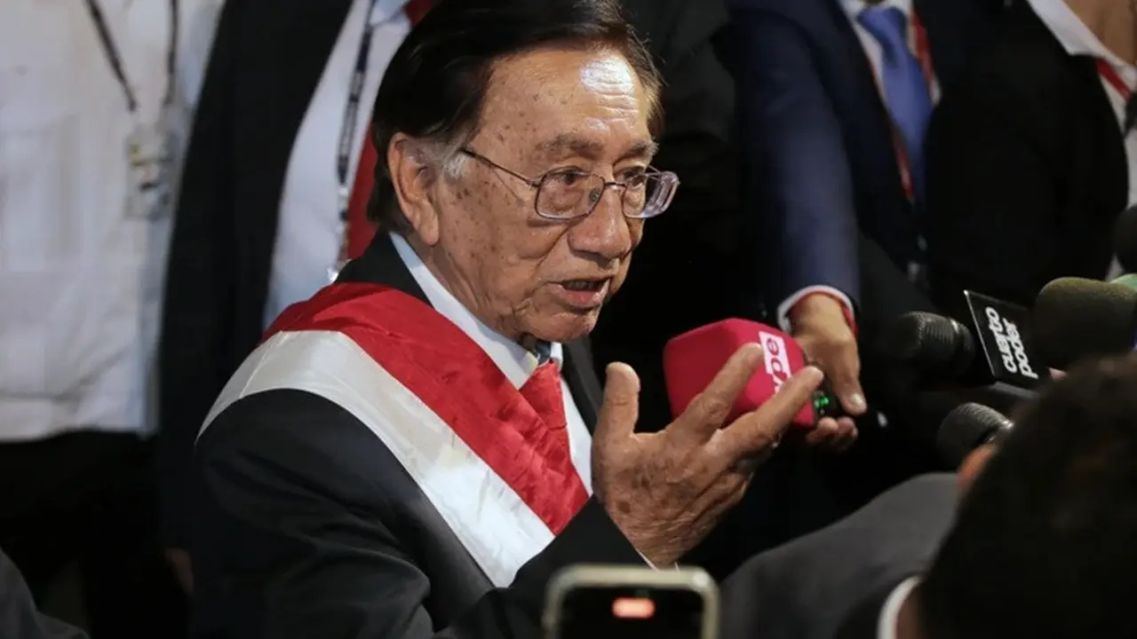 Presiden baru Peru, Jose Maria Balcazar, berbicara kepada awak media setibanya di Istana Pemerintahan di Lima, Rabu (18/2/2026).