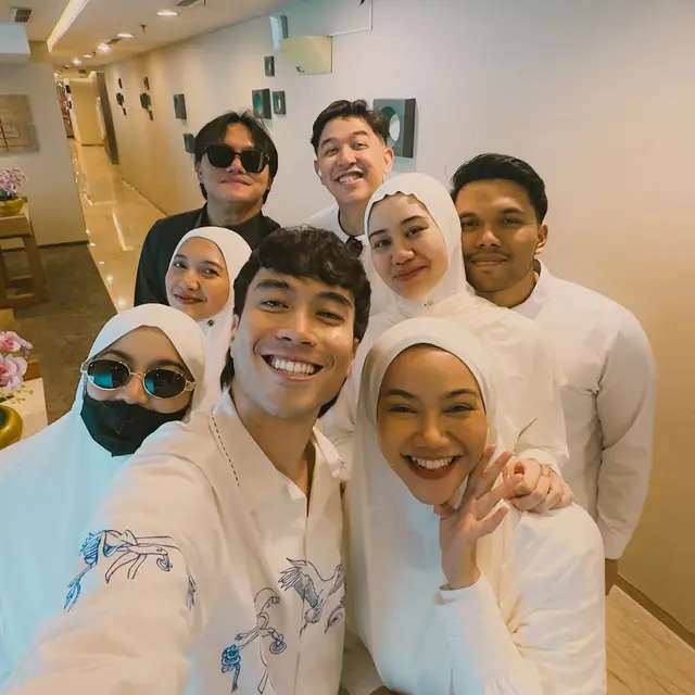 6 Potret Mahalini Umroh Bareng Rizky Febian dan Sahabat, Penampilan Berhijab Bikin Adem