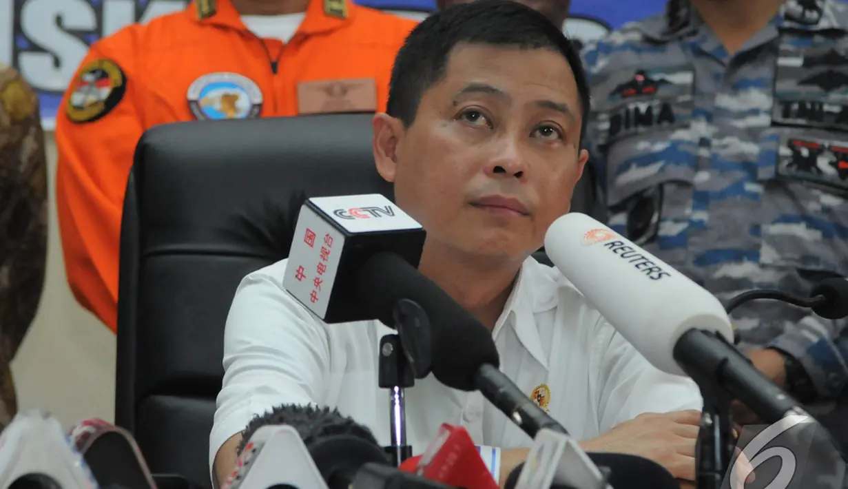 Menteri Perhubungan Ignasius Jonan saat konferensi pers di Posko Evakuasi AirAsia, Pangkalan Bun, Kalteng, Rabu (7/1/2015). (Liputan6.com/Herman Zakharia)