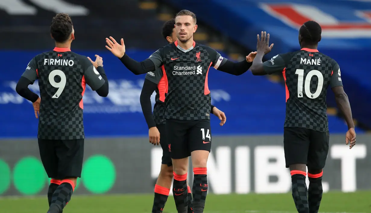 Gelandang Liverpool, Jordan Henderson, merayakan gol yang dicetaknya ke gawang Crystal Palace pada laga lanjutan Liga Inggris di Selhurst Park Stadium, Sabtu (19/12/2020) malam WIB. Liverpool menang 7-0 atas Crystal Palace. (AFP/Adam Davy/pool)