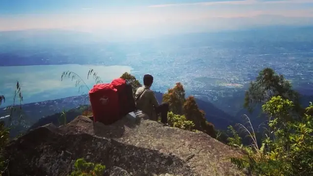 Seorang pendaki berada di puncak Gunung Gawalise