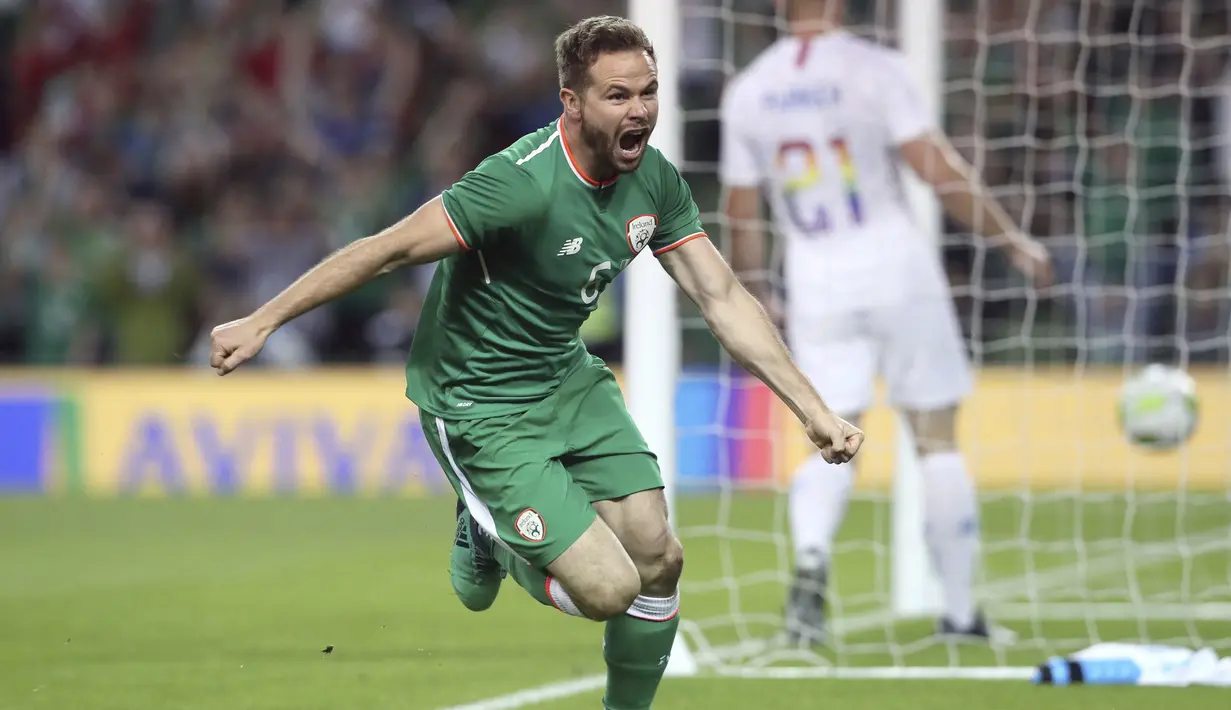 Pemain Irlandia, Alan Judge merayakan golnya ke gawang Amerika Serikat pada laga uji coba di Aviva Stadium, Dublin, (2/6/2018). Irlandia menang 2-1. (Brian Lawless/PA via AP)