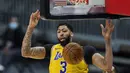 Pebasket LA Lakers, Anthony Davis memasukkan bola ke ring dalam laga lanjutan babak reguler NBA melawan Cleveland Cavaliers di Quicken Loans Arena, Selasa (26/1/2021). (Foto: AP Photo/Tony Dejak)