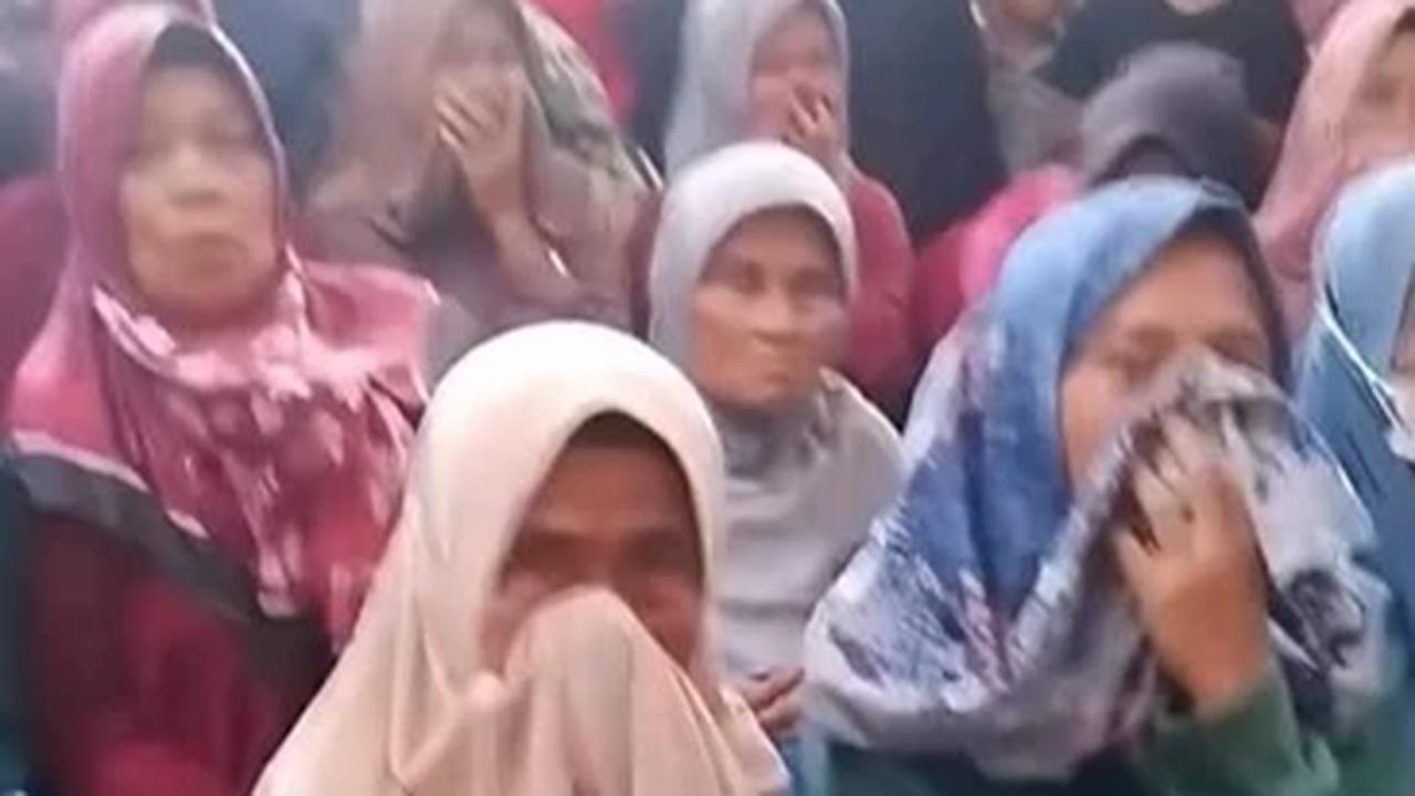 Emak-Emak Tutup Hidung saat Pembagian Bansos, Diduga Ada yang Kentut