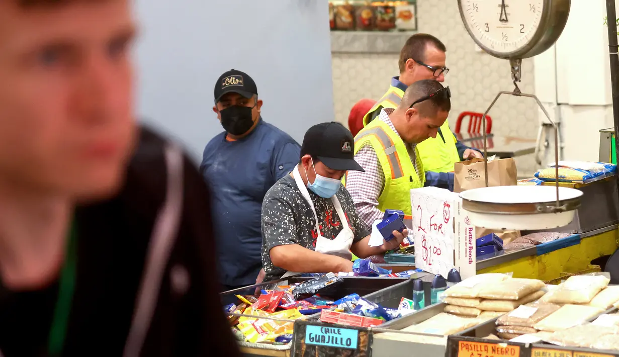Orang-orang berkumpul di dalam Grand Central Market di Los Angeles, California (3/3/2022). Los Angeles County diperkirakan akan mencabut mandat masker dalam ruangan besok, sementara negara bagian California mengizinkan mandat masker dalam ruangan berakhir 15 Februari. (Mario Tama/Getty Images/AFP)