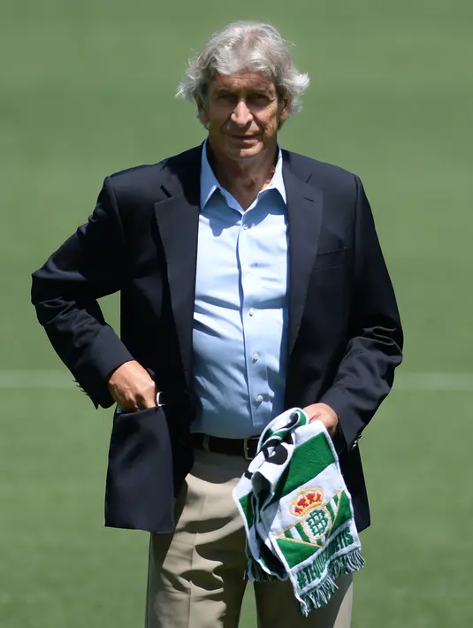 Pelatih Real Betis asal Chile, Manuel Pellegrini saat presentasinya sebagai pelatih baru di stadion Benito Villamarin di Seville (13/7/2020). Eks pelatih Real Madrid ini dikontrak Real Betis mulai musim depan dengan ikatan kontrak sampai 2023. (AFP/Cristina Quicler)