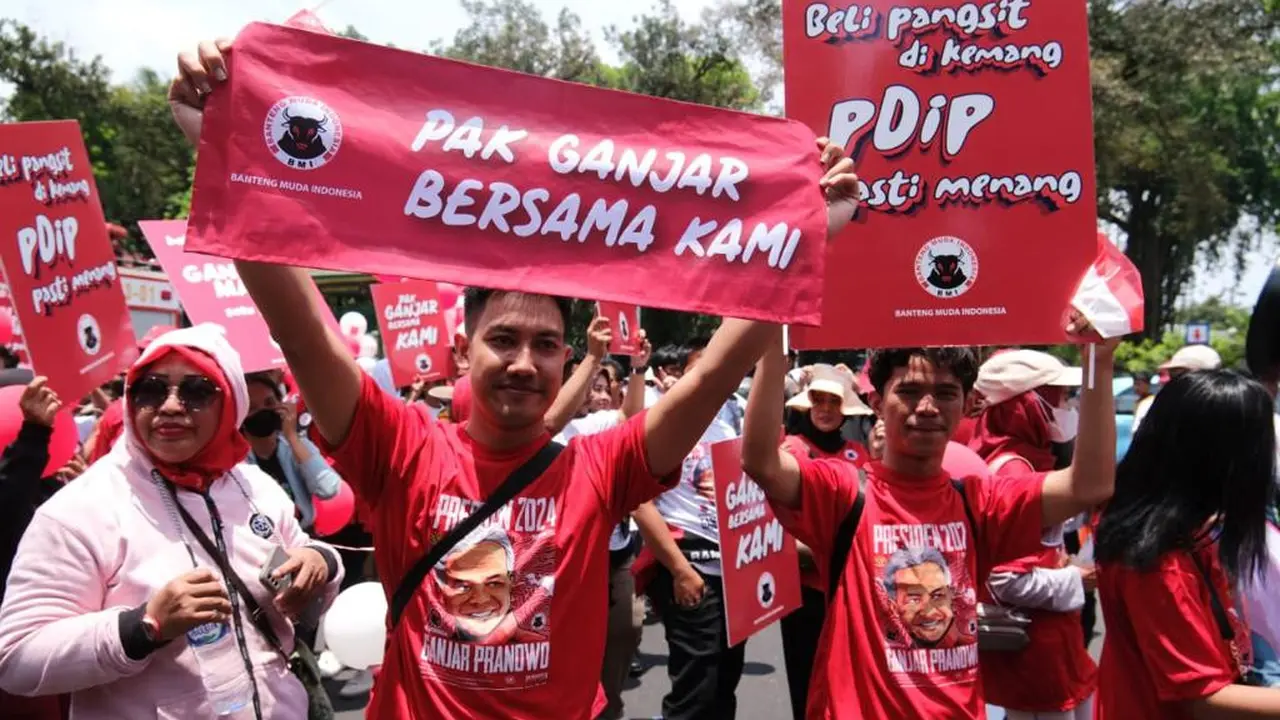 Banteng Muda Indonesia (BMI) sayap kepemudaan PDI Perjuangan ikut mengiringi pasangan capres dan cawapres Ganjar Pranowo-Mahfud MD mendaftar ke kantor Komisi Pemilihan Umum (KPU) RI, Kamis (19/10/2023) (Istimewa)