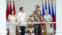 Presiden Indonesia Joko Widodo atau Jokowi (kedua kanan) dan istrinya Iriana (kanan) berbincang dengan Presiden Filipina Ferdinand Marcos Jr (kedua kiri) dan istrinya Madame Louise Araneta Marcos (kiri) saat pertemuan di Istana Kepresidenan Bogor, Bogor, Jawa Barat, Senin (5/9/2022). Ferdinand Marcos Jr adalah putra dari mantan diktator-koruptor Ferdinand Marcos. (AP Photo/Achmad Ibrahim, Pool)