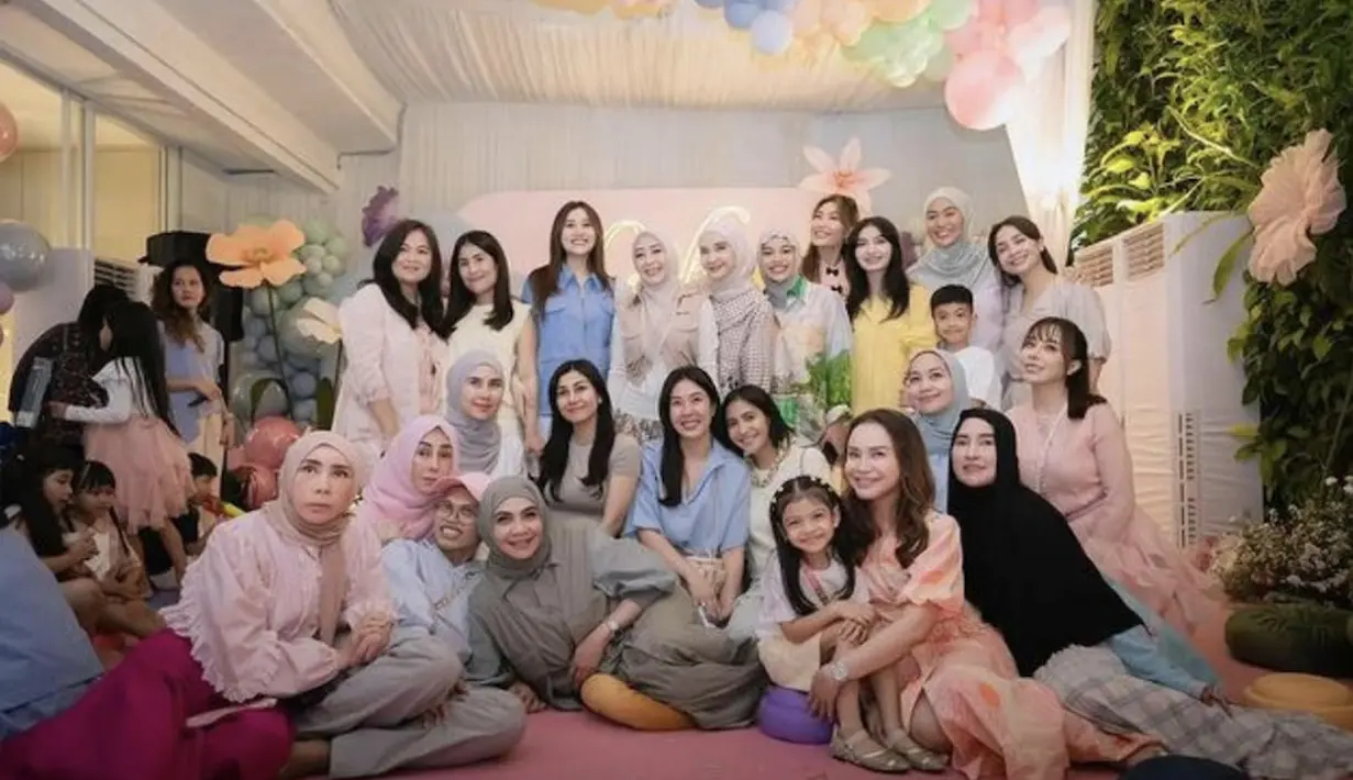 Tentu kehadiran Geng Cendol juga menambah keseruan pada ulang tahun pertama Lily. Foto: Instagram/ Raffinagita]