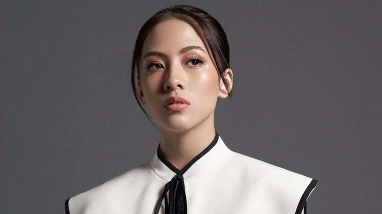6 Gaya Pemotretan Adhisty Zara dengan Korean Look, Menawan