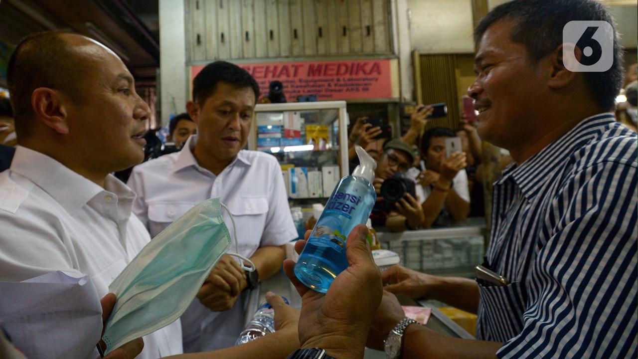 Sikapi Kelangkaan Masker, Polda Metro Jaya Sidak Pasar Pramuka