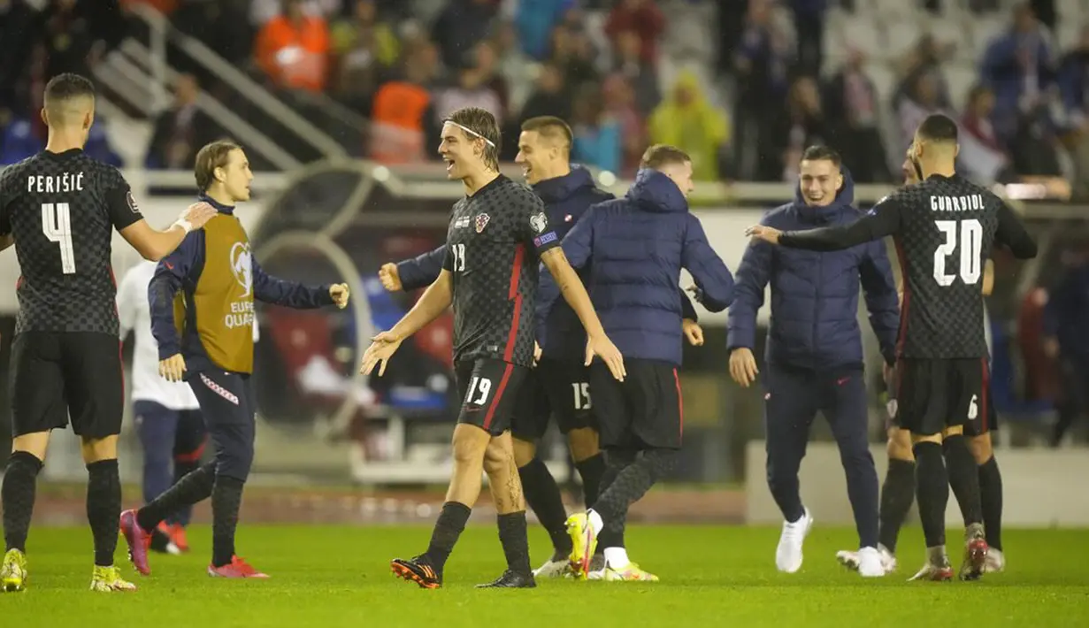 Para pemain Kroasia melakukan selebrasi usai melawan Rusia pada pertandingan sepak bola kualifikasi Grup H Piala Dunia 2022 di Stadion Poljud, Split, Kroasia, 14 November 2021. Kroasia menang 1-0. (AP Photo/Darko Bandic)