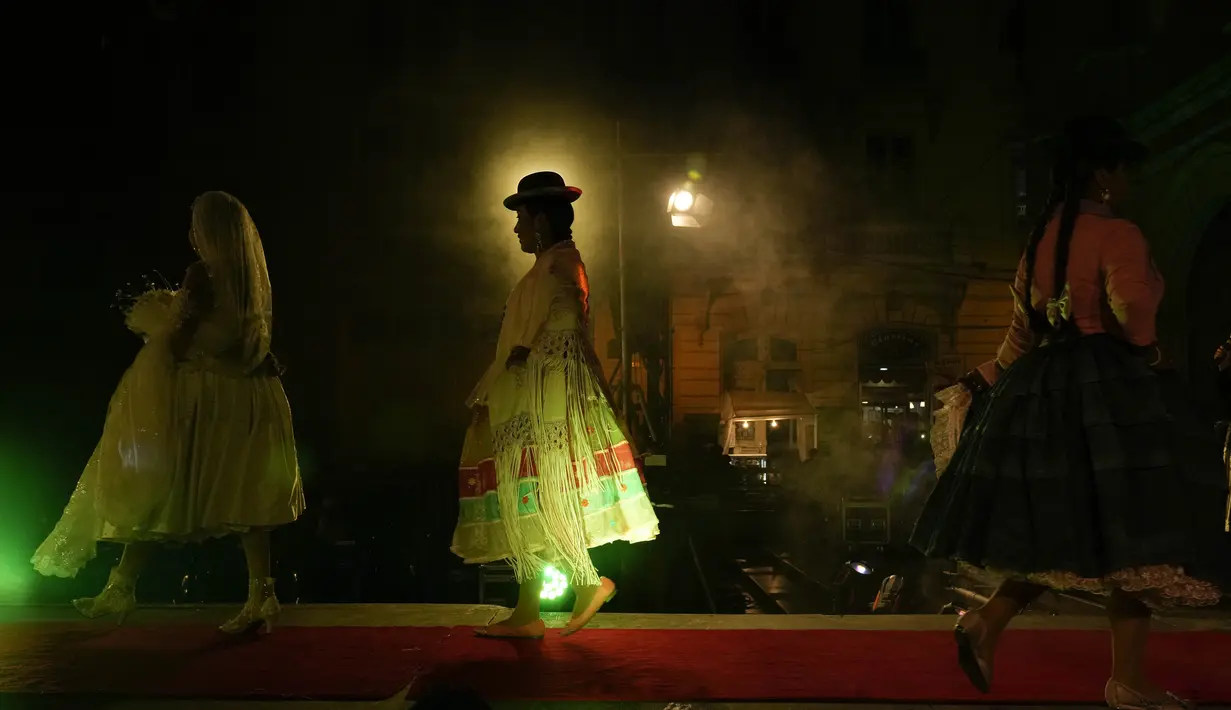 Model wanita Aymara kreasi mengenakan busana desainer lokal pada peragaan busana Chola di La Paz, Bolivia, Kamis (14/10/2021). Peragaan busana ini dirancang untuk mempromosikan gaya Andes dan kecantikan wanita Aymara, yang biasa disebut Cholitas dalam bahasa Bolivia. (AP Photo/Juan Karita)