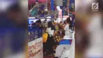 Ketua Bekraf, Triawan Munaf, mengunggah momen saat masyarakat antusias belanja aksesori berbau Asian Games 2018.