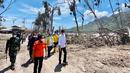 Presiden Joko Widodo meninjau Jembatan Besuk Koboan yang runtuh akibat erupsi Gunung Semeru pada Selasa, 7 Desember 2021 pukul 11.05 WIB. Jembatan ini memiliki panjang bentang 192 meter dan lebar 9,6 meter. (Foto: Laily Rachev-Biro Pers Sekretariat Presiden)